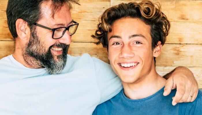 Padre e figlio 18enne abbracciati