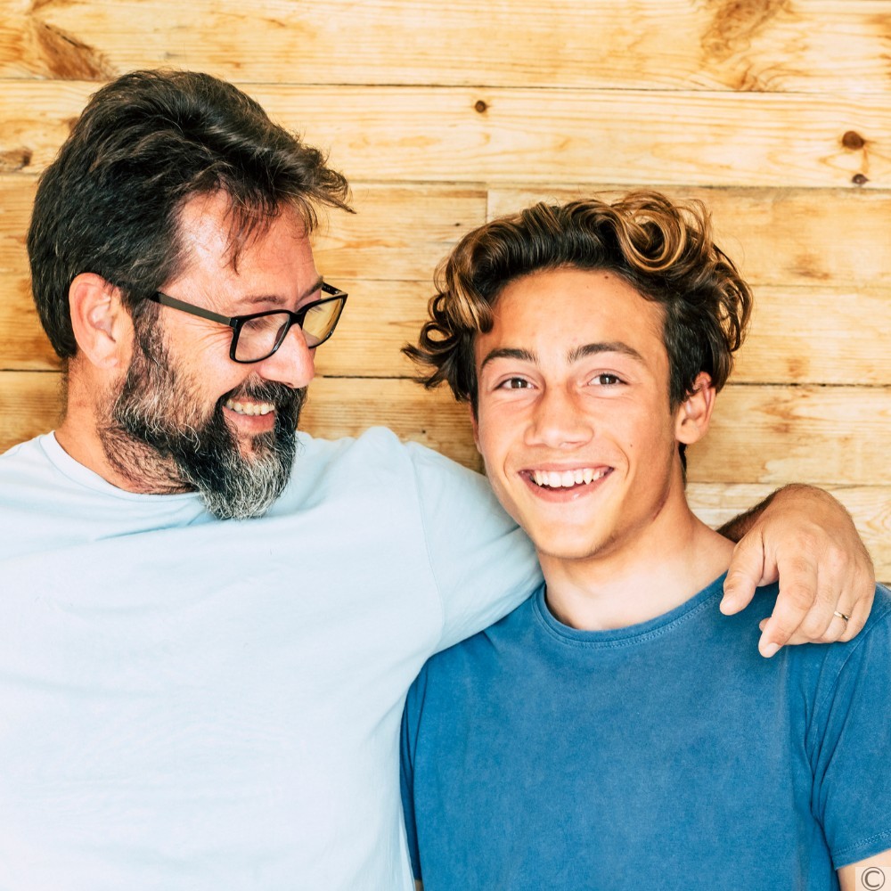 Padre e figlio 18enne abbracciati
