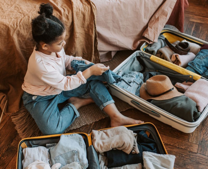 bambina che prepara le valige per le vacanze estive
