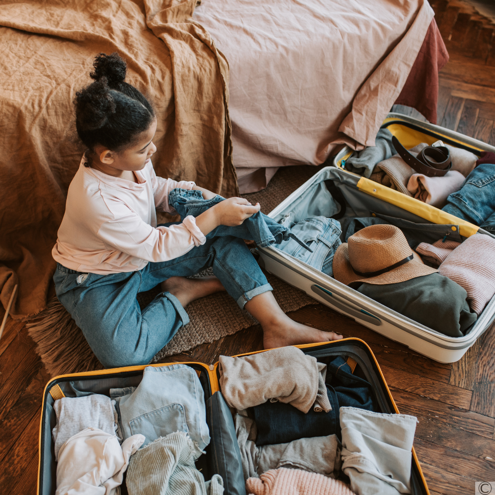 bambina che prepara le valige per le vacanze estive