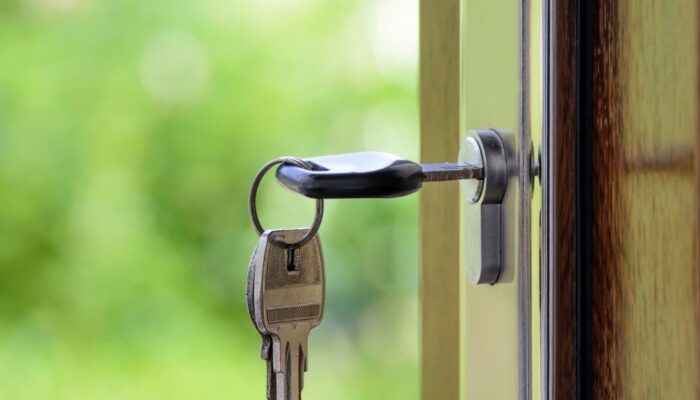 Porta aperta con chiave appena alla serratura. Sfratto in caso di comproprietà: chi può agire?