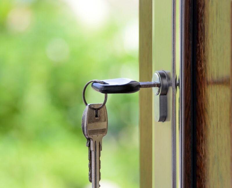 Porta aperta con chiave appena alla serratura. Sfratto in caso di comproprietà: chi può agire?