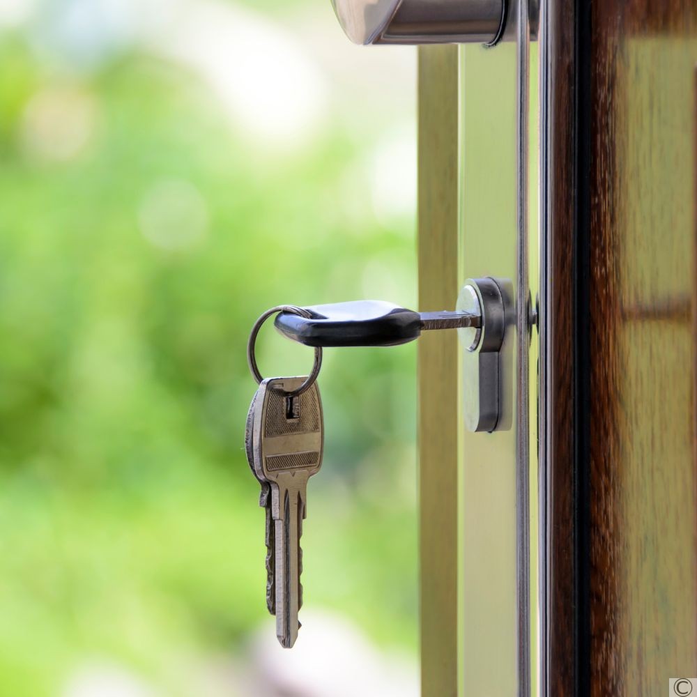Porta aperta con chiave appena alla serratura. Sfratto in caso di comproprietà: chi può agire?